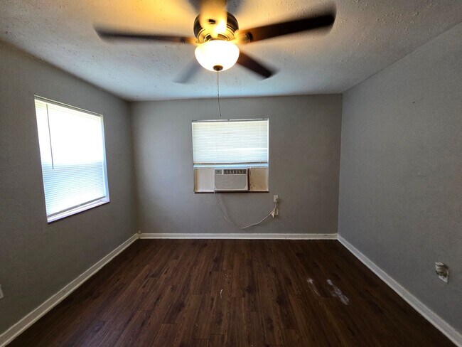 Foto del edificio - 1 bedroom 1 bath duplex in Navy Point!