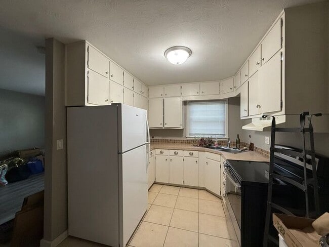 Building Photo - $1,250 | 3 Bedroom, 1 Bathroom Apartment | No Pets | Available for August 1st, 2026 Move in!