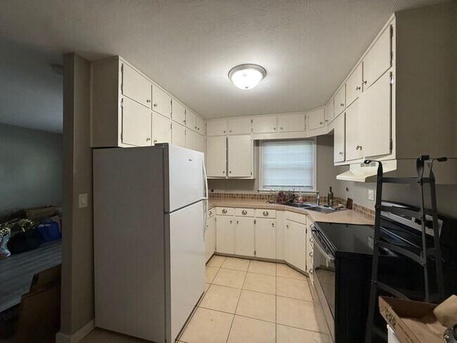 Foto del edificio - $1,250 | 3 Bedroom, 1 Bathroom Apartment | No Pets | Available for August 1st, 2026 Move in!