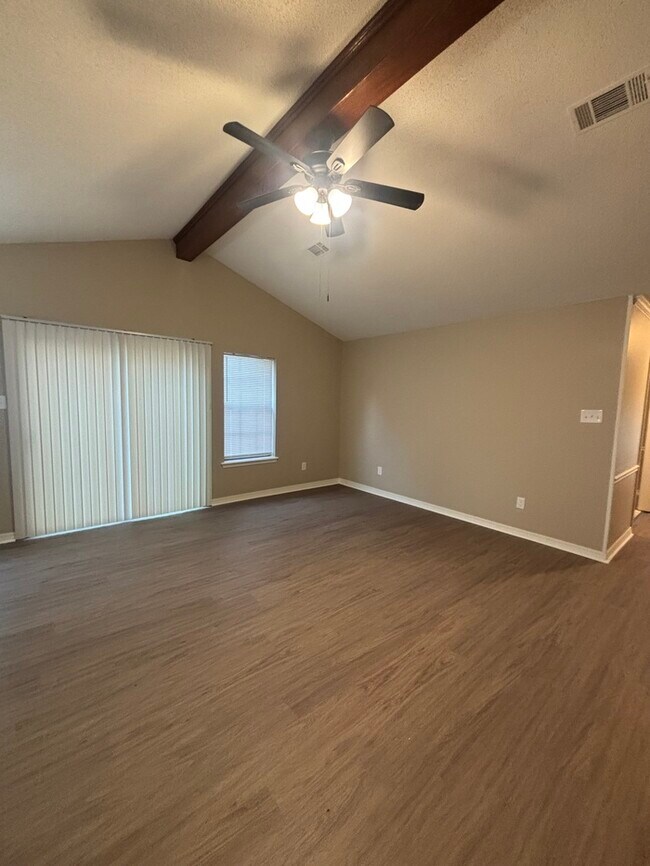 Building Photo - 14 Amy