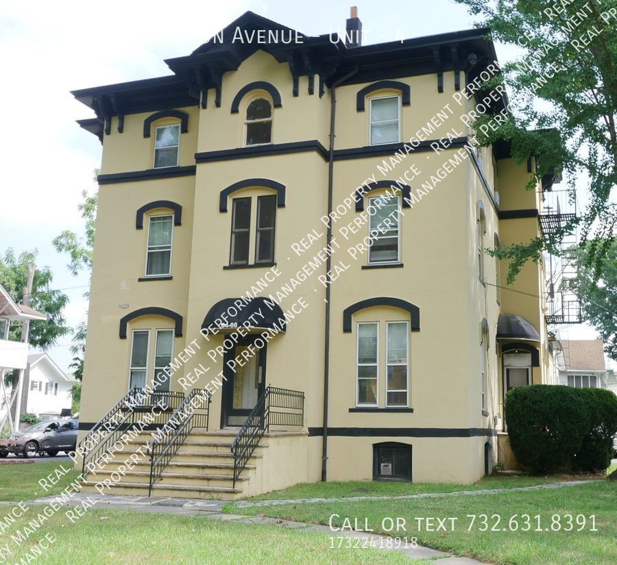 Primary Photo - 2nd Floor Huge 1 BR 1 BA in Historic Old B...