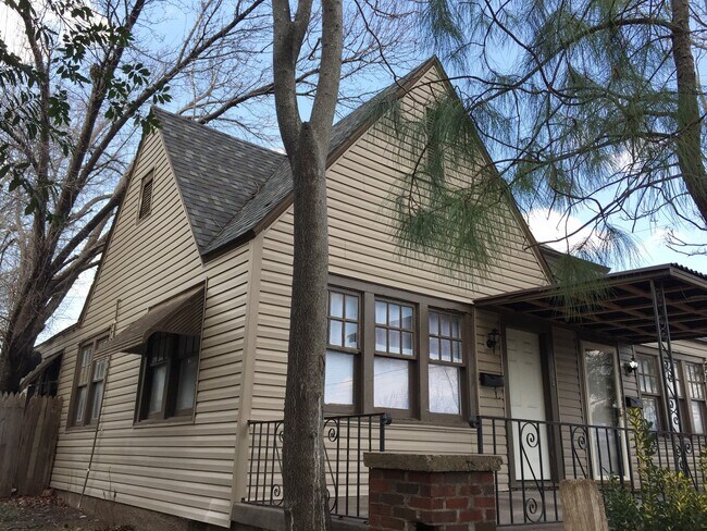 Building Photo - Charming 1930's 1 Bedroom!