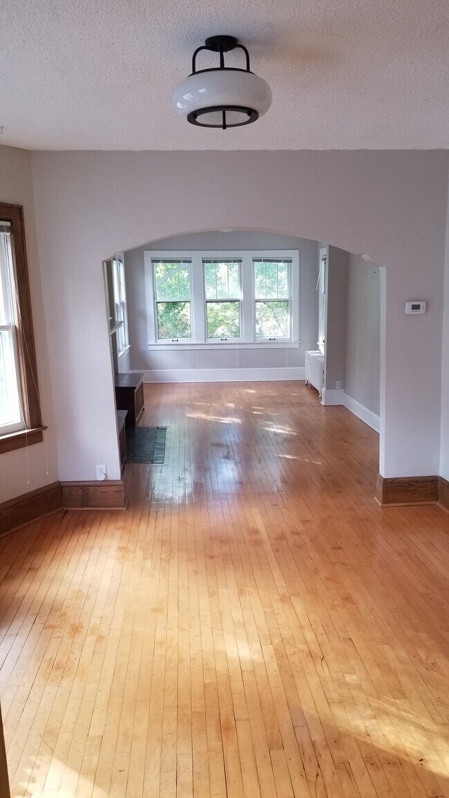 Building Photo - 629 Kenwood Pky