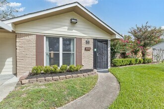 Building Photo - 1918 Crestdale Dr