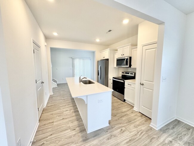 Building Photo - Two bedroom 2 1/2 bath townhome covered fr...