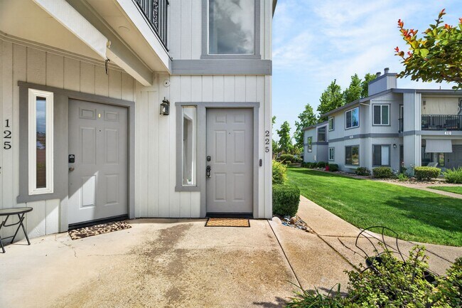 Foto del edificio - 2 Bedroom Condo for Rent in Redding CA | Pool, Spa, Fireplace, Balcony