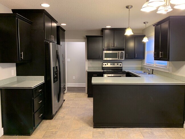 Building Photo - Cute 3 Bedroom Near Downtown for Pre-Lease