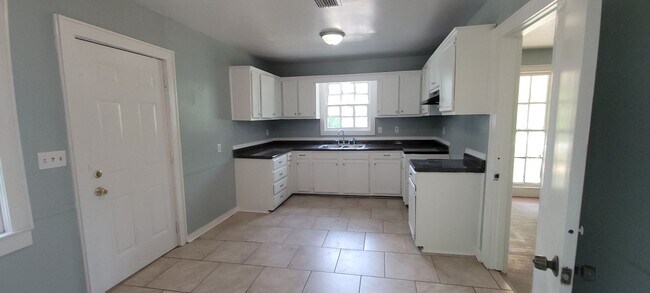 Foto del edificio - Beautiful 3 bedroom/1 bath Cottage with La...