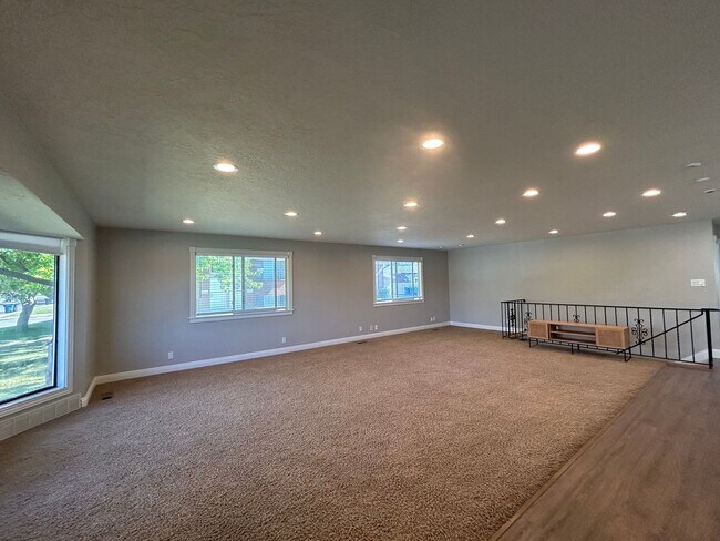 Building Photo - 5 Bedroom 3.5 Bathroom in Orem!