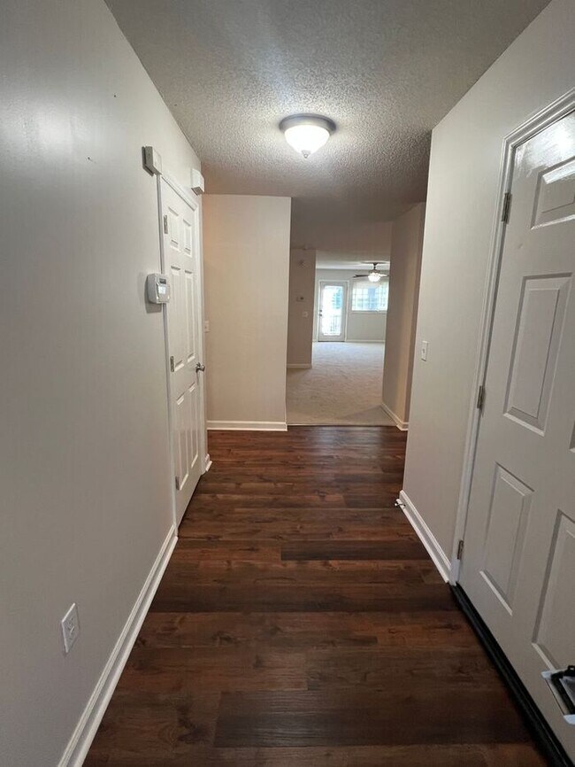 Foto del edificio - Ready now! Enjoy a private serene setting in the heart of the city!