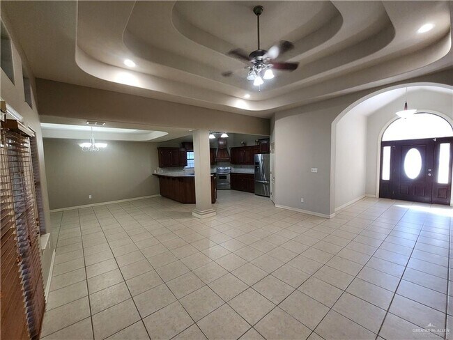 Building Photo - 808 W Chickadee Ave