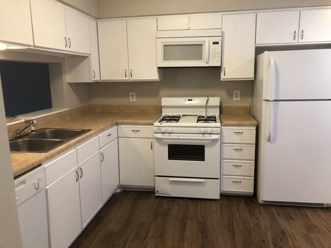Building Photo - 3 Bedroom Townhome in Ocean Lakes