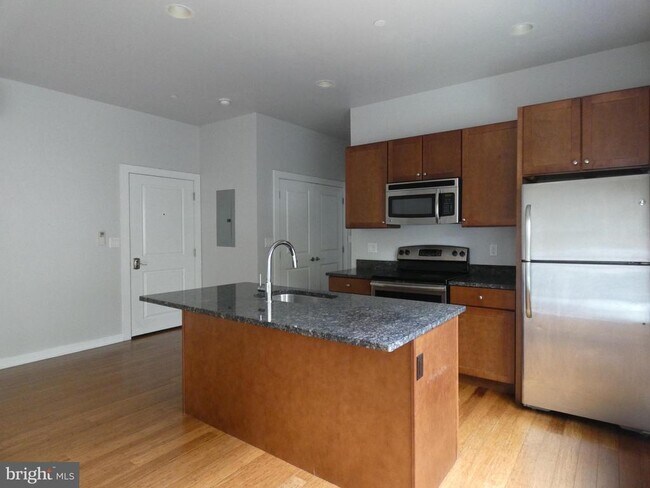 Building Photo - 3862 Lancaster Ave