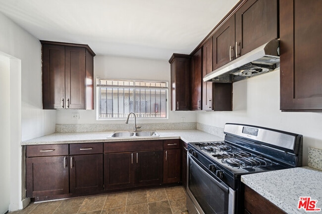 Building Photo - 5380 Romaine St