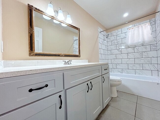 Foto del edificio - 3 Bedroom House off College Drive