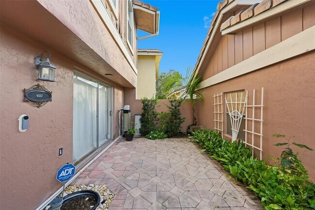 Foto del edificio - 4337 Coral Springs Dr