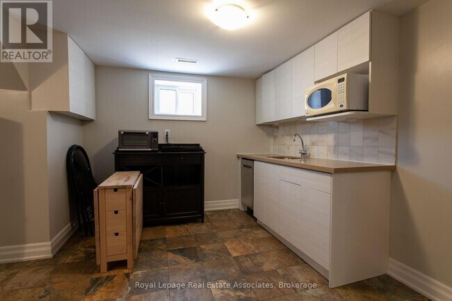 Photo du bâtiment - 8 Acorn Ave