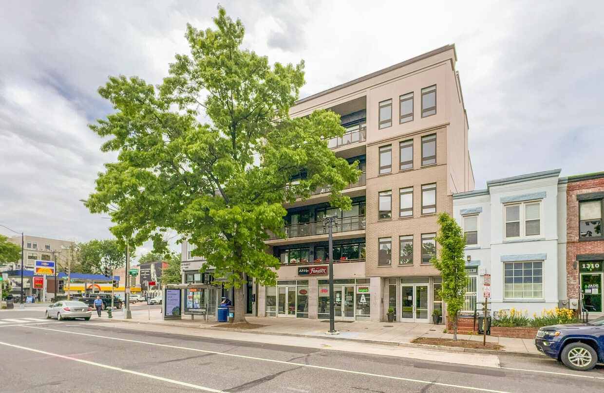 Primary Photo - 1306 Pennsylvania Ave SE