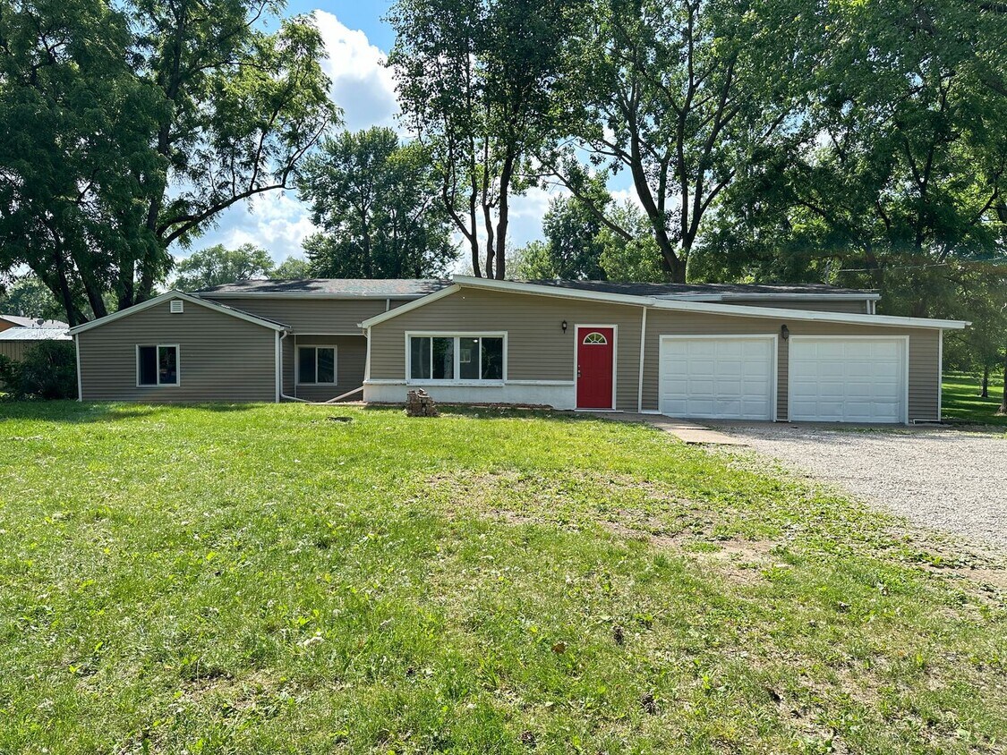 Foto principal - 3 Bed 2 Bath 2 Stall Garage - Country Styl...
