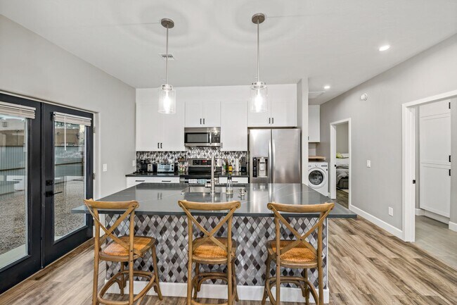 Foto del edificio - PRE-LEASE for August 2026 Gorgeous New Construction!