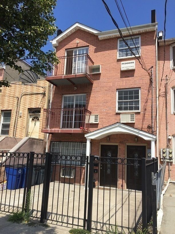 Primary Photo - 489 Maple Street