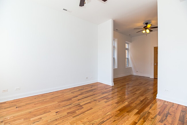 Building Photo - 1706 W Sunnyside Ave