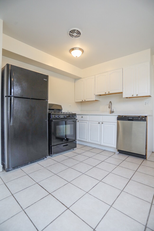 Building Photo - 1660 W Pratt Blvd