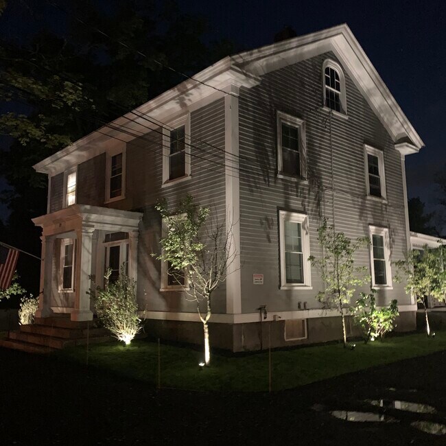 Foto del edificio - 215 Salem End Rd
