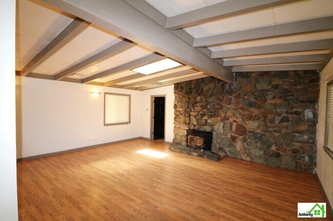 Building Photo - 2883 Victor Ave