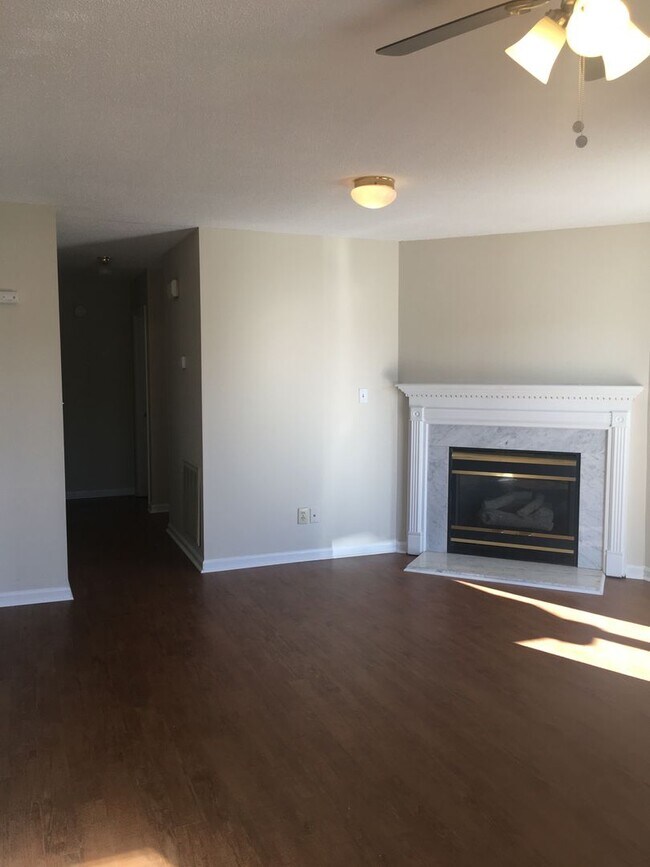 Foto del edificio - 2 bedroom 2 bathroom duplex near Cherry Park!