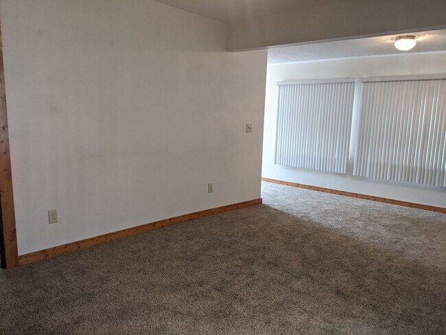 Building Photo - 4-Bedroom, 1.5 bath home, close to ISU campus