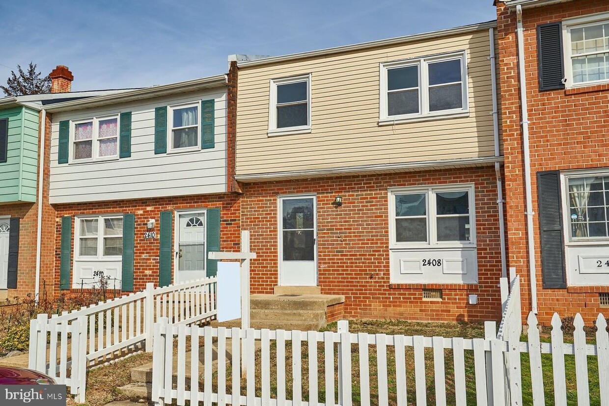 Primary Photo - Charming 3-Bedroom Townhome in the Heart o...