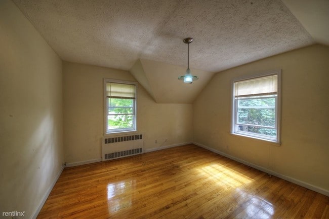 Foto del edificio - 8605 Francis Lewis Blvd