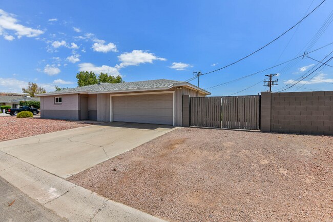 Building Photo - 2051 W Solano Dr