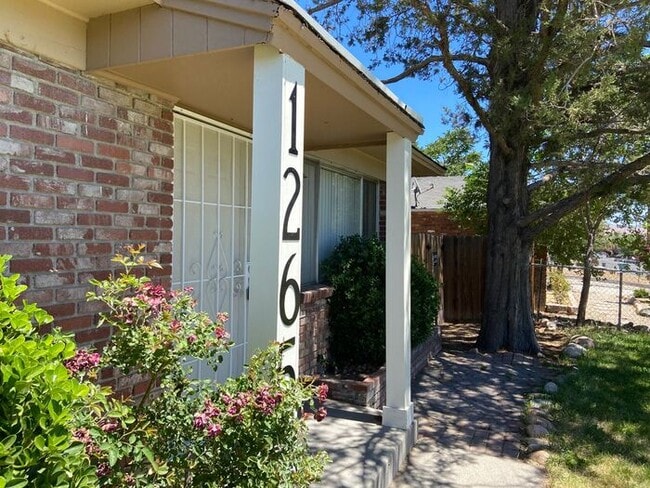 Building Photo - Reno Duplex - Pet Friendly, Garage, Dishwa...