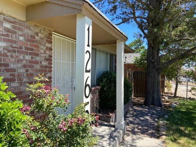 Foto del edificio - Reno Duplex - Pet Friendly, Garage, Dishwa...