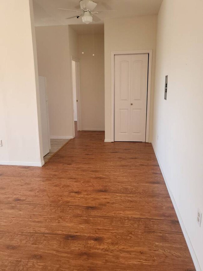 Foto del edificio - 5738 Carlton Way