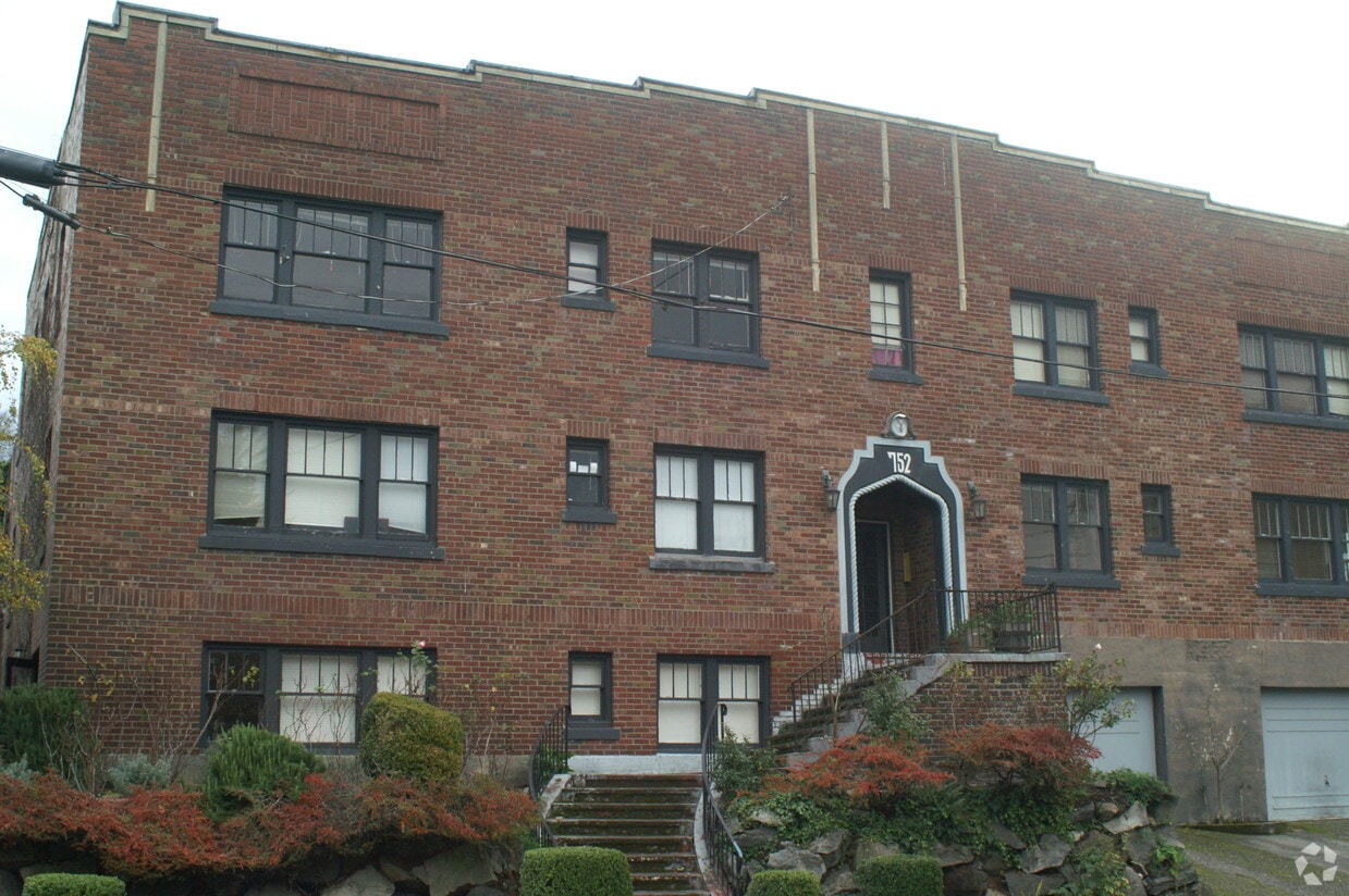 Building Photo - Boylston Manor