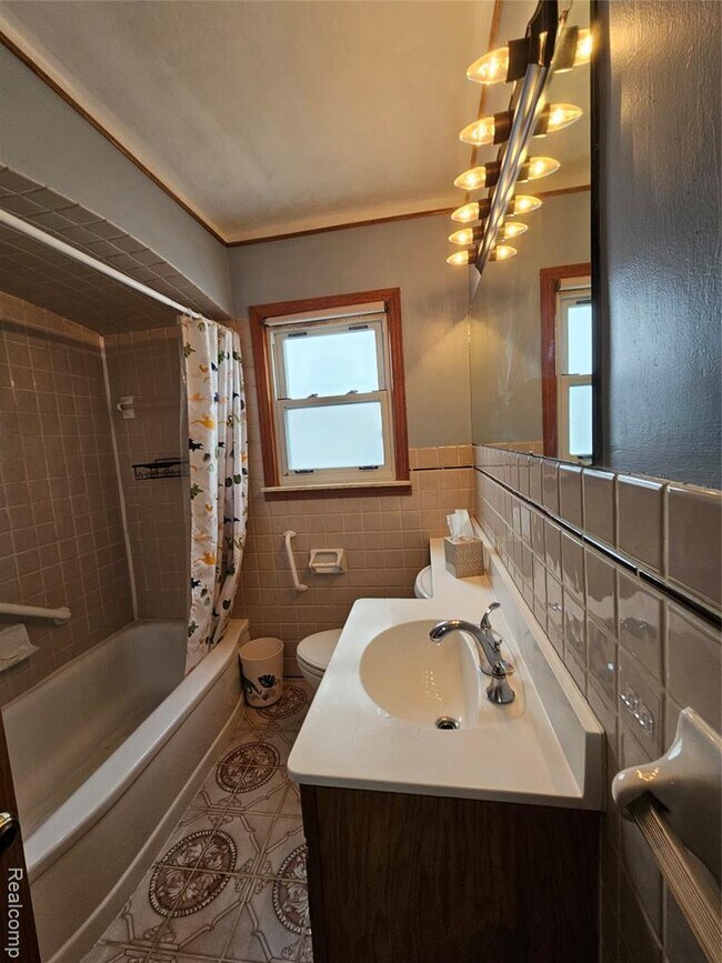 Building Photo - 736 Garfield Ave