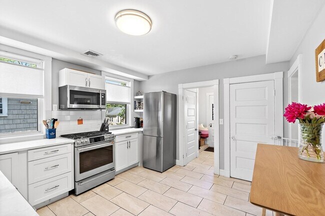 Building Photo - 52 Beechwood Ave