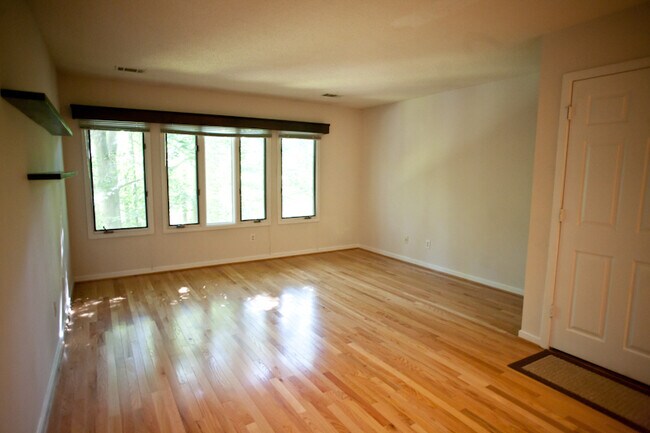 Foto del edificio - Renovated Townhouse-style Apartment Close ...
