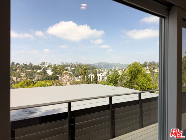 Foto del edificio - 845 N La Fayette Park Pl