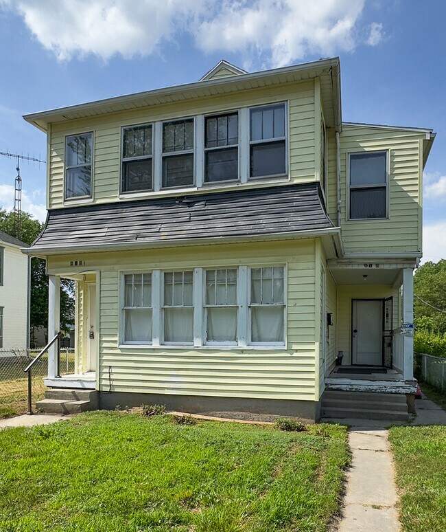 Foto del edificio - 818 Norwood Ave