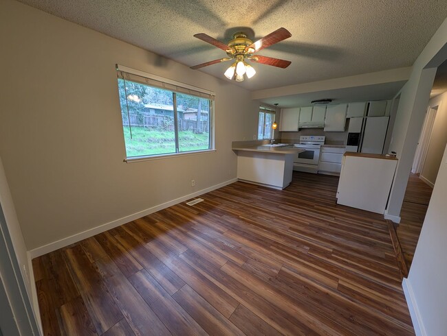 Building Photo - Port Orchard Rambler Available Now! 3 Bedrooms, Bonus Space, & Large Fenced Yard. Pets Okay!