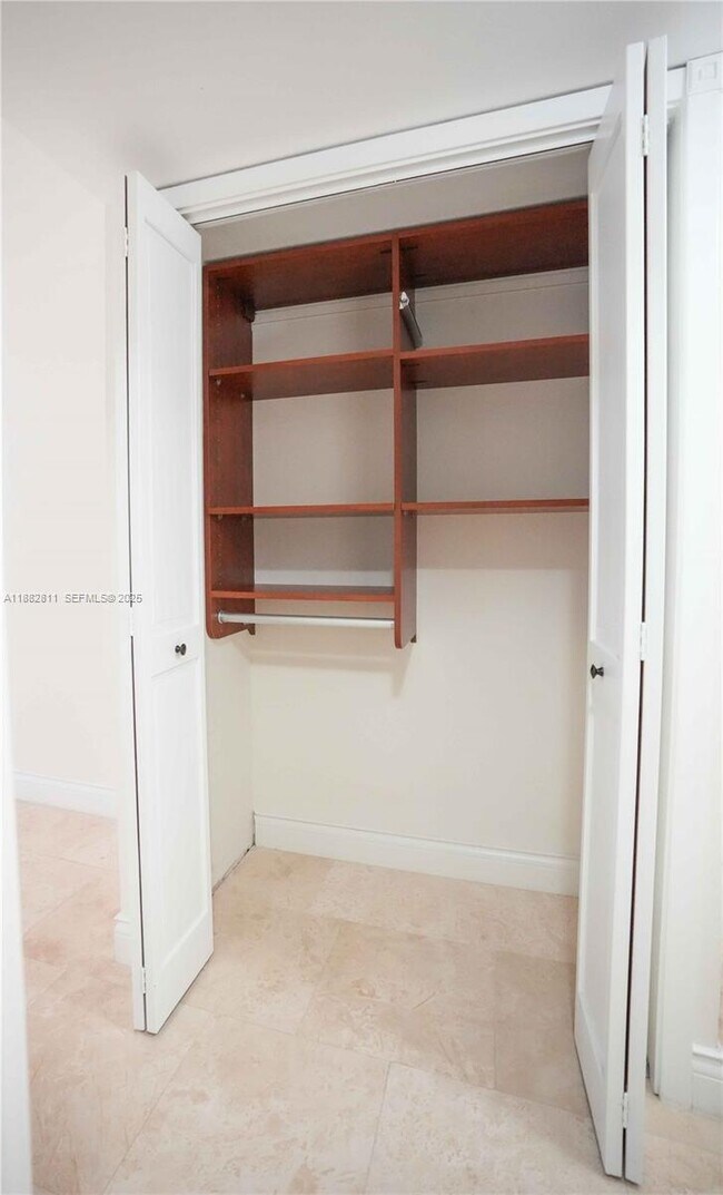 Foto del edificio - 6039 Collins Ave