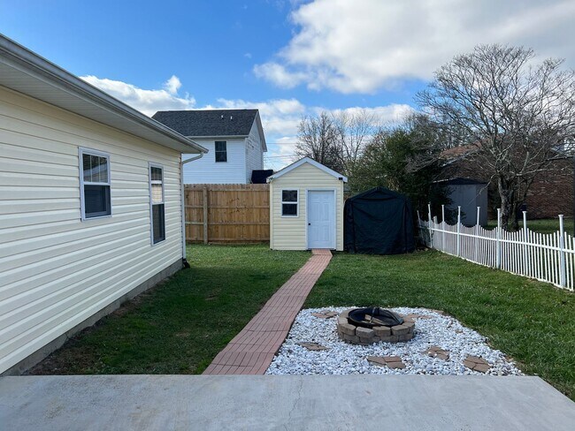 Foto del edificio - Remodeled 3 Bedroom Single Level Home in C...