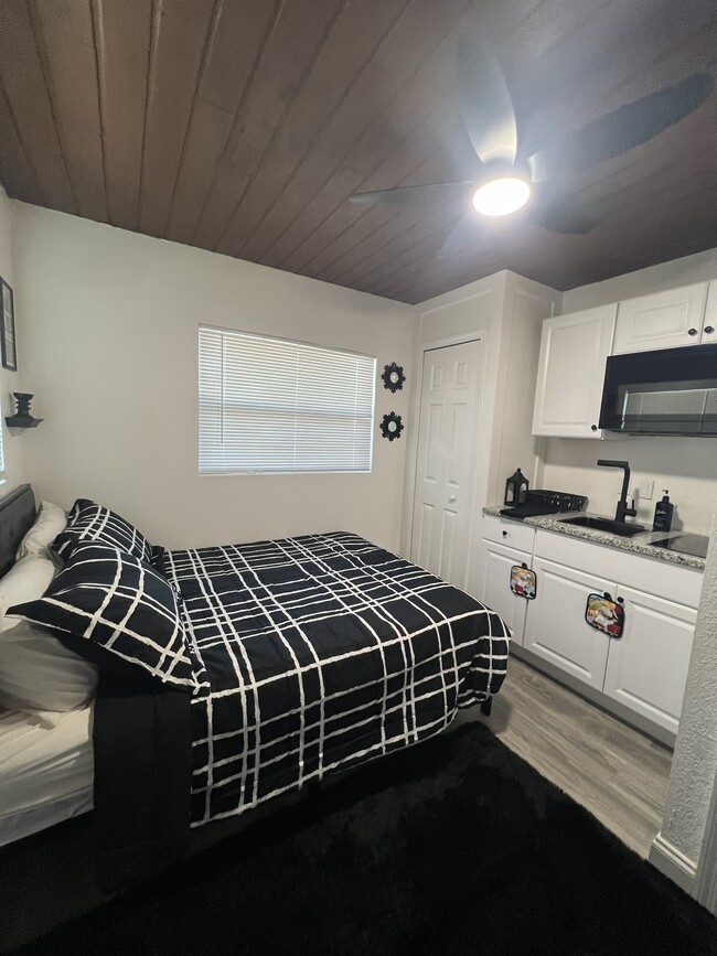 Building Photo - 590 Ave H SE