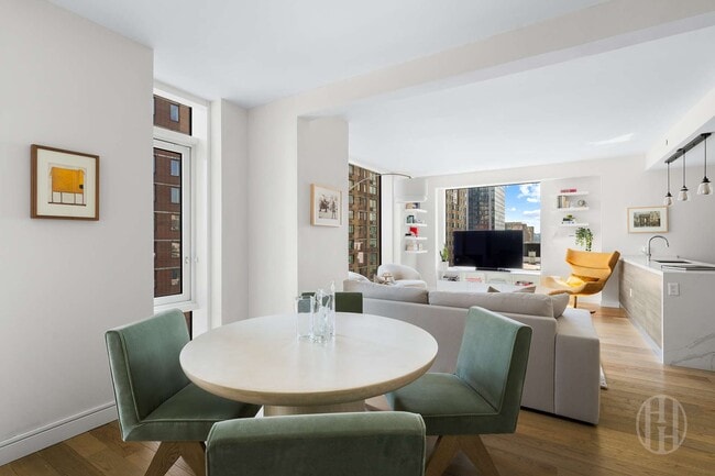 Building Photo - 505 W 43rd St
