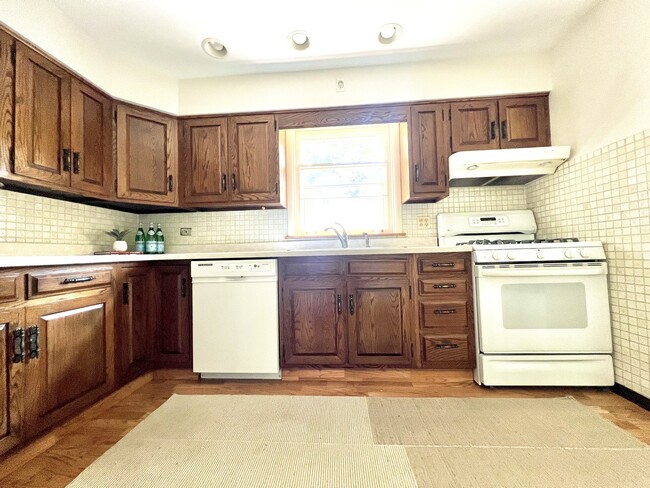 Building Photo - 4633 Oakwood Ave
