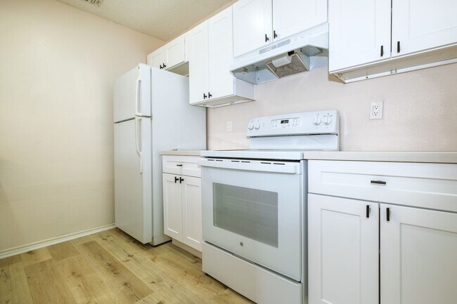Building Photo - Woodlake ~ 2 Bedroom Duplex